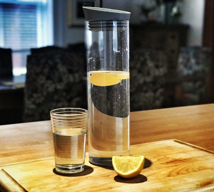 Boire de l'eau citronnée