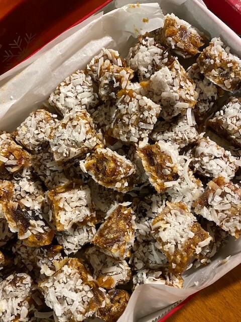 carré aux dattes, noix de coco et riz soufflé