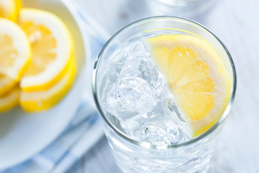 boire de l'eau citronnée le matin