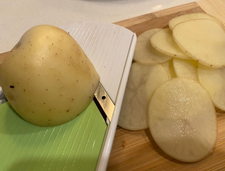 couper des pommes de terre